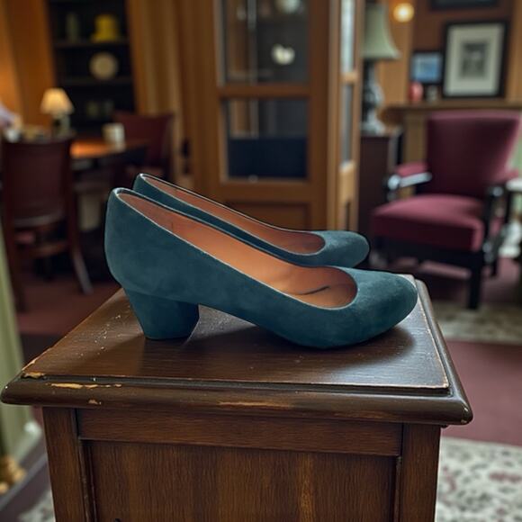 Les Souliers Sézane Women's Closed Toe Pump Green Suede Size 39/8 - Picture 1 of 13